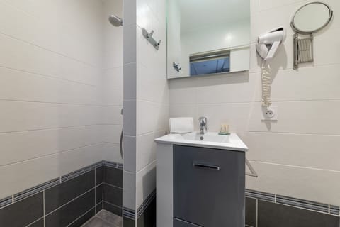 Single room | Bathroom | Shower, free toiletries, hair dryer, towels