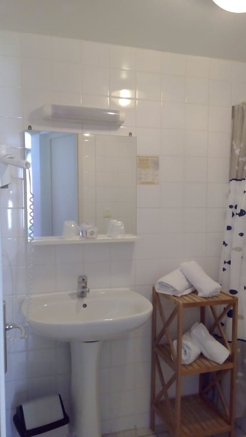 Quadruple Room | Bathroom | Free toiletries, towels