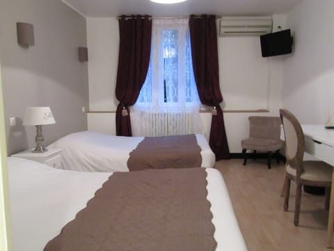 Quadruple Room | Desk, rollaway beds, free WiFi, bed sheets