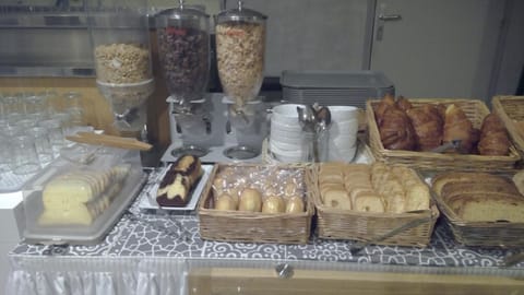 Daily continental breakfast (EUR 9 per person)