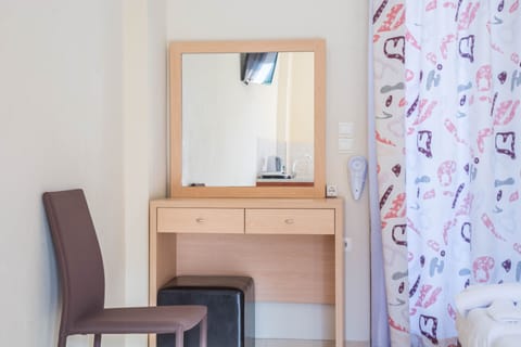 Standard Studio | 1 bedroom, in-room safe, desk, laptop workspace