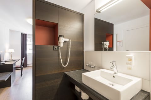 Superior Double Room | Bathroom | Shower, hair dryer, towels