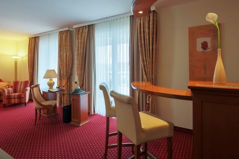 Deluxe Suite | In-room dining