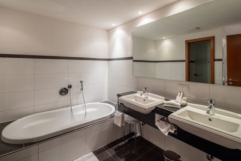 Deep soaking tub, free toiletries, hair dryer, bathrobes