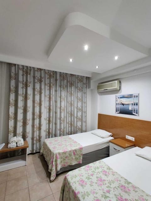 Standard Twin Room | In-room safe, blackout drapes, free WiFi, bed sheets