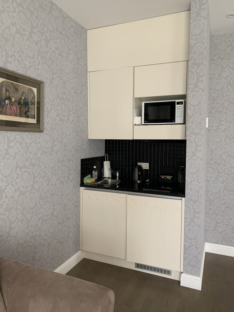 Studio Suite, Terrace | Private kitchen | Fridge