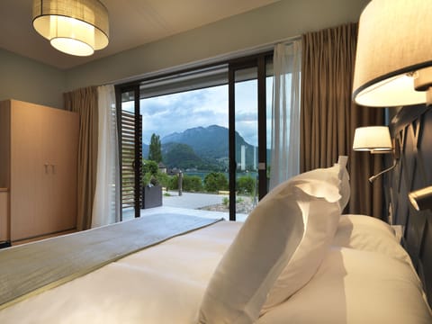 Deluxe Double or Twin Room, Lake View (Privilège) | Premium bedding, minibar, in-room safe, individually decorated