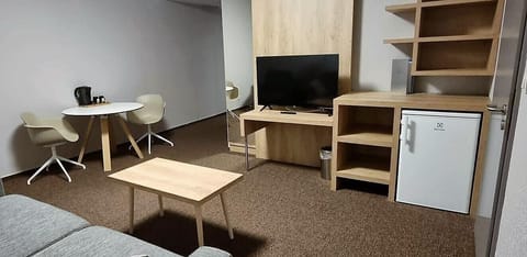 Comfort Suite, Jetted Tub | Premium bedding, minibar, in-room safe, individually furnished