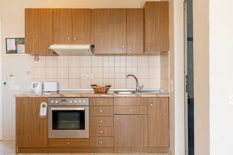 Superior Studio, Sea View | Private kitchen | Stovetop, electric kettle, toaster, cookware/dishes/utensils