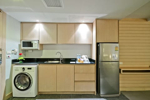 Premier Triple Room | Private kitchenette | Coffee/tea maker, electric kettle