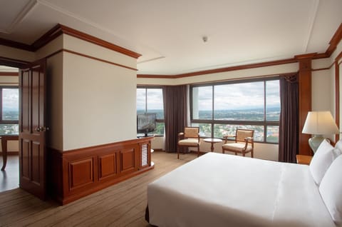 Grand Suite, 1 King Bed, River View | Minibar, in-room safe, desk, laptop workspace