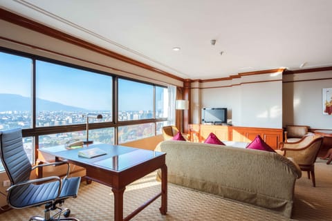 Executive Suite, River View | Minibar, in-room safe, desk, laptop workspace