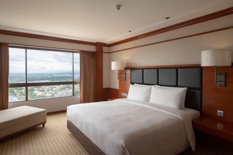 Executive Suite, River View | Minibar, in-room safe, desk, laptop workspace