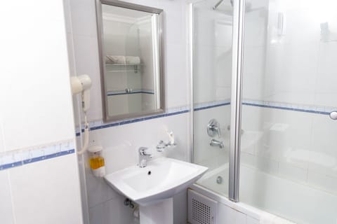 Combined shower/tub, free toiletries, towels