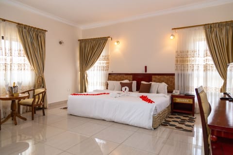 Executive Room | Minibar, desk, free WiFi, bed sheets