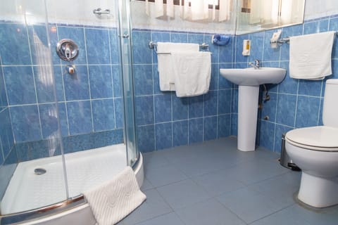 Executive Room | Bathroom | Combined shower/tub, free toiletries, towels