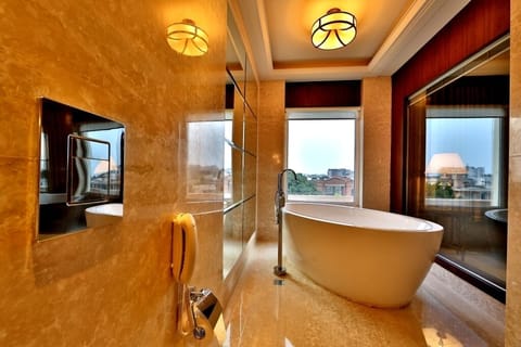 Luxury Suite  | Bathroom | Shower, towels