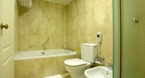 Combined shower/tub, deep soaking tub, free toiletries, hair dryer