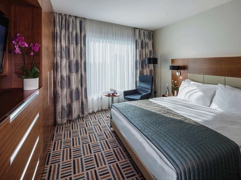 Deluxe Suite, 1 King Bed | In-room safe, individually decorated, desk, laptop workspace