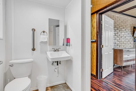 Apartment (Garden Apartment-1st Floor-Garden) | Bathroom | Shower, free toiletries, hair dryer, towels