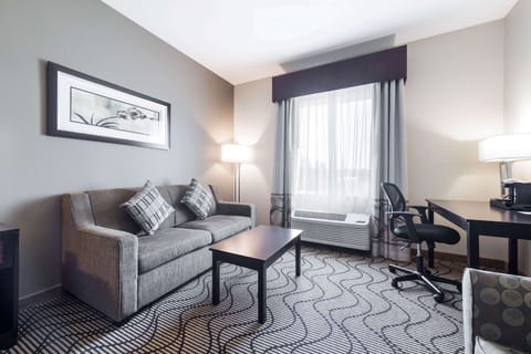 Deluxe Suite, 1 King Bed, Non Smoking | Premium bedding, pillowtop beds, in-room safe, desk