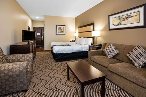 Deluxe Suite, 1 King Bed, Non Smoking | Premium bedding, pillowtop beds, in-room safe, desk