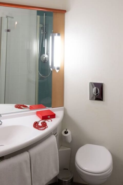 Double Room, queen size bed | Bathroom | Shower, eco-friendly toiletries, hair dryer, towels