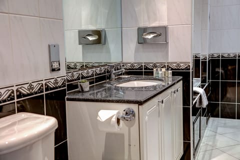 Executive Twin Room | Bathroom | Combined shower/tub, designer toiletries, hair dryer, towels