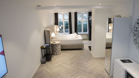 Suite, 1 Double Bed, Private Bathroom | Individually furnished, desk, laptop workspace, blackout drapes