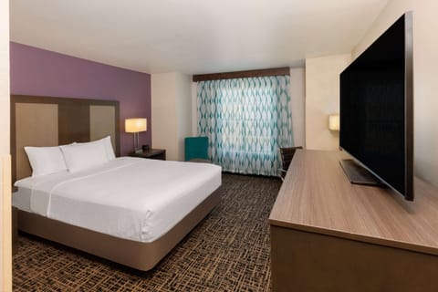Room, 1 King Bed | Premium bedding, desk, laptop workspace, iron/ironing board