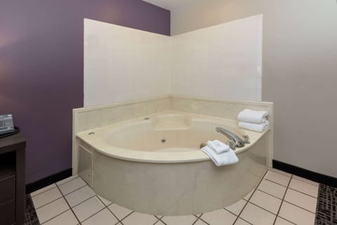 Room, 1 King Bed, Non Smoking, Jetted Tub | Jetted tub