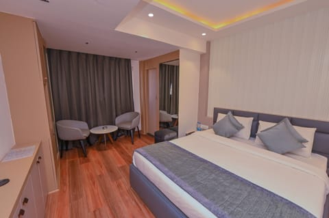 Royal Double or Twin Room | In-room safe, blackout drapes, bed sheets, wheelchair access