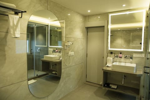Suite, 1 Double Bed | Bathroom | Shower, free toiletries, hair dryer, towels