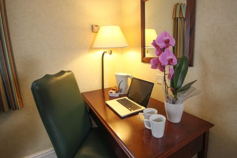 Executive Double Room | In-room business center