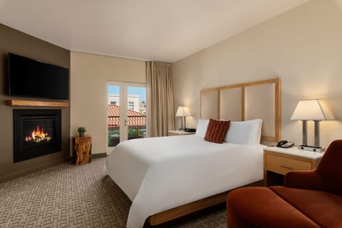 Deluxe Room, 1 King Bed, Balcony | Egyptian cotton sheets, premium bedding, pillowtop beds, in-room safe