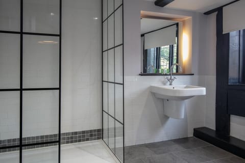 Executive Room, 1 King Bed, Non Smoking | Bathroom | Shower, free toiletries, hair dryer, towels