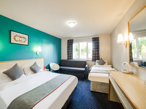 Deluxe Triple Room, Multiple Beds | Desk, free WiFi, bed sheets