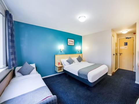 Deluxe Triple Room, Multiple Beds | Desk, free WiFi, bed sheets