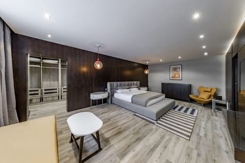Executive Suite, 1 King Bed, Non Smoking | Premium bedding, minibar, in-room safe, desk