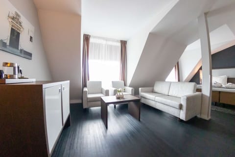 Suite, 1 Double Bed, Non Smoking, Bathtub | Egyptian cotton sheets, premium bedding, in-room safe