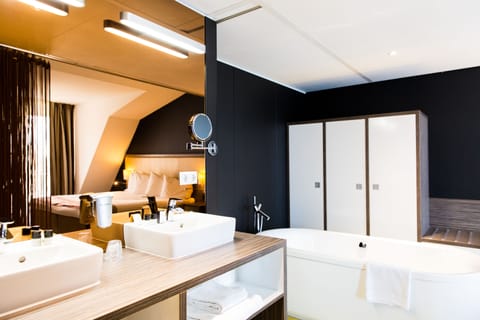 Suite, 1 Double Bed, Non Smoking, Bathtub | Bathroom | Rainfall showerhead, eco-friendly toiletries, hair dryer, bathrobes