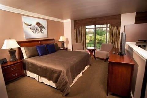 Grand Remington Suite | In-room safe, iron/ironing board, free WiFi, bed sheets