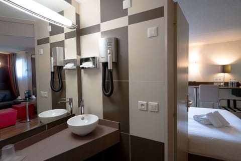 Junior Suite, 1 Queen Bed, Non Smoking | Bathroom | Shower, free toiletries, hair dryer, towels