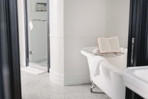 Suite (Rotunda) | Bathroom | Designer toiletries, hair dryer, bathrobes, slippers