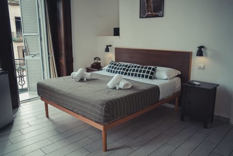 1 bedroom, hypo-allergenic bedding, down comforters, minibar