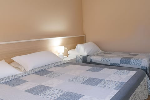 Classic Triple Room | In-room safe, desk, laptop workspace, free WiFi
