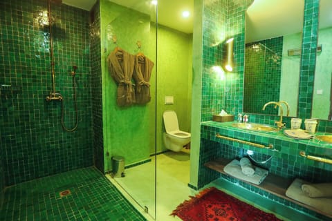 Deluxe Suite, Ocean View | Bathroom | Shower, free toiletries, hair dryer, towels