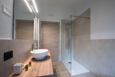 Design Double Room | Bathroom | Free toiletries, hair dryer, bidet, towels