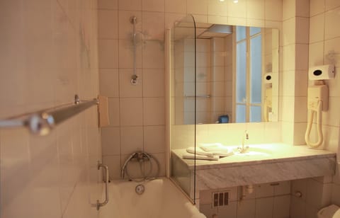 Family Room | Bathroom | Free toiletries, towels