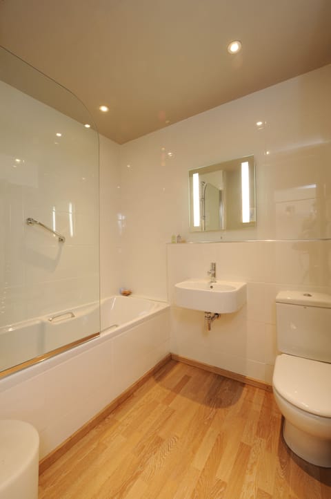 Classic Double Room, 1 Double Bed (Garden Double Room) | Bathroom | Combined shower/tub, free toiletries, hair dryer, towels